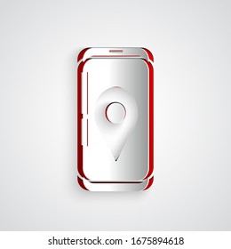 Cortado de papel Teléfono inteligente móvil con icono de seguimiento de entrega de aplicaciones aislado en fondo gris. Seguimiento de paquetes. Estilo de arte de papel.  Ilustración vectorial