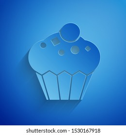 Papierschnitt Muffin Symbol einzeln auf blauem Hintergrund. Kunststil aus Papier. Vektorgrafik