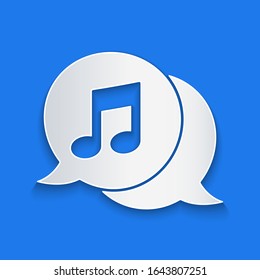Recorte de papel Nota musical en el icono de burbuja de voz aislado en fondo azul. Concepto musical y de sonido. Estilo de arte de papel.  Ilustración vectorial
