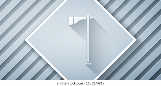 Icono de hacha de tomahawk nativo americano aislado en fondo gris. Estilo de arte de papel.  Ilustración vectorial