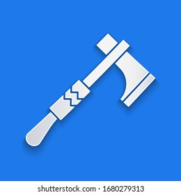 Papierschnitt Indianische Tomahawk Axt Symbol einzeln auf blauem Hintergrund. Kunststil aus Papier. Vektorillustration-Illustration
