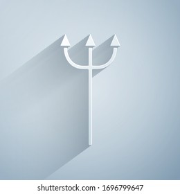 Icono de Tridente de Neptuno cortado en papel aislado en fondo gris. Estilo de arte de papel. Ilustración vectorial