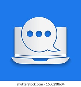 Papier schneiden Neue Chat-Nachrichten Benachrichtigung auf Laptop-Symbol einzeln auf blauem Hintergrund. Smartphone-Chatting sms Nachrichten Sprechblasen. Kunststil aus Papier. Vektorillustration-Illustration