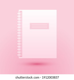 Icono de bloc de notas de corte de papel aislado en fondo rosado. Icono de bloc de notas en espiral. Cuaderno escolar. Almohadilla de escritura. Diario de negocios. Artículos de papelería de oficina. Estilo de arte de papel. Vector.