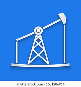 Corte de papel Icono de la bomba de aceite o del gato de la bomba aislado en fondo azul. Plataforma petrolera. Estilo de arte de papel. Ilustración vectorial