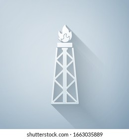 Cortado de papel Plataforma de aceite con icono de fuego aislado en fondo gris. Torre de gas. Objeto industrial. Estilo de arte de papel. Ilustración vectorial