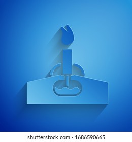 Cortado de papel Plataforma de aceite con icono de fuego aislado en fondo azul. Torre de gas. Objeto industrial. Estilo de arte de papel. Ilustración vectorial
