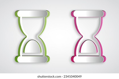 Papel cortado Vidrio antiguo con un icono de arena flotante aislado en fondo gris. Señal de reloj de arena. Concepto de administración de tiempo y negocios. Estilo de arte de papel. Vector