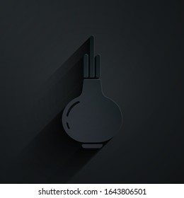 Icono de cebolla cortada en papel aislado en fondo negro. Estilo de arte de papel.  Ilustración vectorial