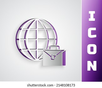 Recorte de papel Icono de trabajo en línea aislado en fondo gris. Hombre independiente trabajando en una laptop en su casa. Trabajo remoto. Concepto de trabajo distante. Estilo de arte de papel. Vector