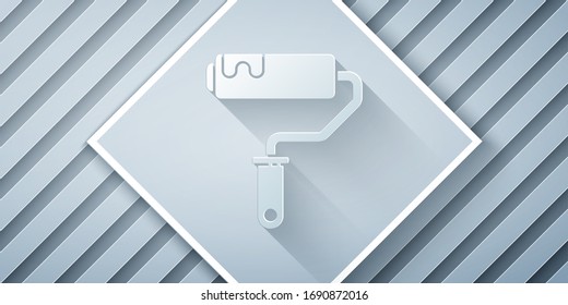 Icono de pincel de rodillo de papel aislado en fondo gris. Estilo de arte de papel. Ilustración vectorial