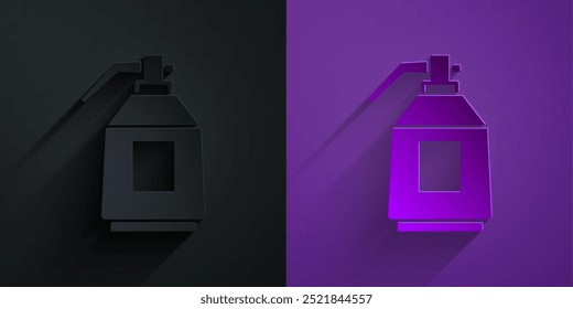 Icono de la pistola de spray de pintura aislado en negro sobre fondo púrpura. Estilo de arte de papel. Vector