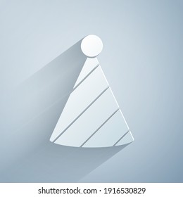 Icono de sombrero de partido de corte de papel aislado en fondo gris. Qué cumpleaños. Estilo de arte de papel. Vector