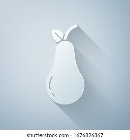 Cortar papel Icono Pear aislado en fondo gris. Fruta con símbolo de hoja. Estilo de arte de papel.  Ilustración vectorial