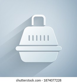 Recorte de papel Icono de caso de transporte de mascotas aislado en fondo gris. Carrier para animales, perros y gatos. Contenedor para animales. Casilla de transporte animal. Estilo de arte de papel. Vector