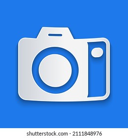 Papierschnitt Foto-Kamera-Symbol einzeln auf blauem Hintergrund. Fotokamera. Digitale Fotografie. Kunststil aus Papier. Vektorgrafik