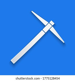Papierschnitt Pickaxe Symbol einzeln auf blauem Hintergrund. Kunststil aus Papier. Vektorgrafik