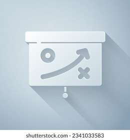 Icono de la estrategia de planificación de corte de papel aislado en fondo gris. Formación y táctica de la copa. Estilo de arte de papel. Vector