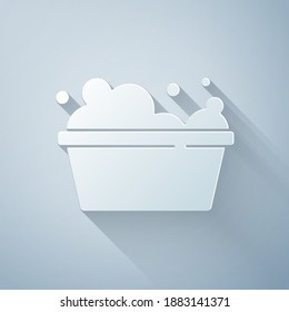 Cortado de papel Cuenca de plástico con icono de suds de jabón aislado en fondo gris. Tazón con agua. Lavado de ropa, equipo de limpieza. Estilo de arte de papel. Vector