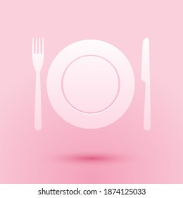 Papierschnitt Tafel, Gabel und Messersymbol einzeln auf rosafarbenem Hintergrund. Farbensymbol. Restaurantschild. Kunststil aus Papier. Vektorgrafik.