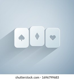 Recorte de papel Icono de Reproducción de tarjetas aisladas en fondo gris. Juegos de casino. Estilo de arte de papel. Ilustración vectorial