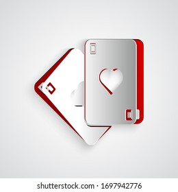 Recorte de papel Icono de Reproducción de tarjetas aisladas en fondo gris. Juegos de casino. Estilo de arte de papel. Ilustración vectorial