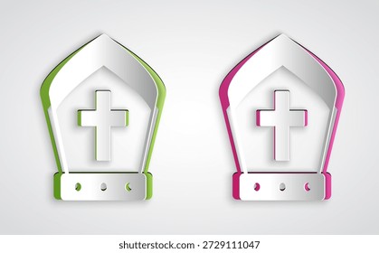 Corte de papel Papa ícone chapéu isolado no fundo cinza. Sinal de chapéu cristão. Estilo da arte do papel. Vetor