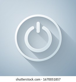 Icono del botón de energía de corte de papel aislado en fondo gris. Iniciar signo. Estilo de arte de papel. Ilustración vectorial