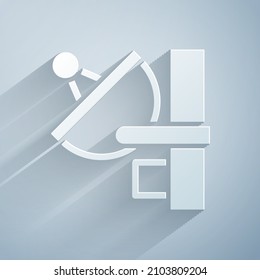 Icono de radar de corte de papel aislado en fondo gris. Sistema de búsqueda. Señal de satélite. Estilo de arte de papel. Vector