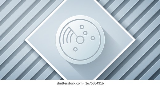 Radar de corte de papel con objetivos en el monitor en la búsqueda icono aislado en fondo gris. Sistema de búsqueda. Sonar naval. Estilo de arte de papel.  Ilustración vectorial