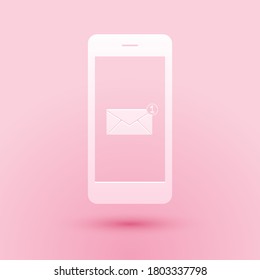Recorte de papel Concepto de mensaje recibido. Nueva notificación por correo electrónico en el icono de la pantalla del smartphone aislado en el fondo rosado. Nuevo mensaje en la pantalla del teléfono. Estilo de arte de papel. Vector.