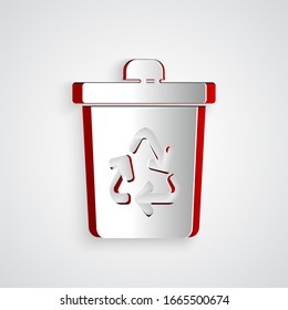 Recorte de papel Papelera de reciclaje con icono de símbolo de reciclaje aislado en fondo gris. Icono de Basura. Signo de basurero. Signo de la canasta de reciclaje. Estilo de arte de papel. Ilustración vectorial