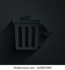 Recorte de papel Papelera de reciclaje con icono de símbolo de reciclaje aislado en fondo negro. Icono de Basura. Signo de basurero. Signo de la canasta de reciclaje. Estilo de arte de papel. Ilustración vectorial