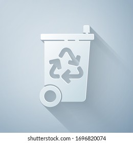 Recorte de papel Papelera de reciclaje con icono de símbolo de reciclaje aislado en fondo gris. Icono de Basura. Signo de basurero. Signo de la canasta de reciclaje. Estilo de arte de papel. Ilustración vectorial