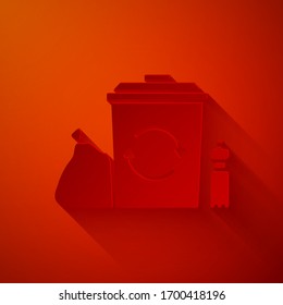 Recorte de papel Papelera de reciclaje con icono de símbolo de reciclaje aislado en fondo rojo. Icono de Basura. Signo de basurero. Cesta de reciclaje. Estilo de arte de papel. Ilustración vectorial