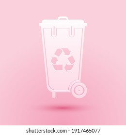 Papierschnitt Papierkorb mit Recycling-Symbol einzeln auf rosafarbenem Hintergrund. Müll kann Symbol werden. Mülleimer-Schild. Korbsymbol wiederverwenden. Kunststil aus Papier. Vektorgrafik.