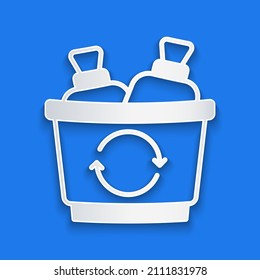 Recorte de papel Papelera de reciclaje con icono de símbolo de reciclaje aislado en fondo azul. Icono de la barra diagonal. Signo de basurero. Reciclar el signo de la canasta. Estilo de arte de papel. Vector