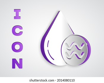 Recorte de papel Reciclar un icono acuático limpio aislado en fondo gris. Gota de agua con reciclaje de letreros. Estilo de arte de papel. Ilustración vectorial