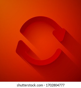 Icono de Refrescamiento de corte de papel aislado en fondo rojo. Volver a cargar símbolo. Las flechas de rotación en un signo circular. Estilo de arte de papel. Ilustración vectorial