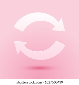 Recorte de papel Icono de Refrescar aislado en fondo rosado. Volver a cargar el símbolo. Las flechas de rotación en un símbolo de círculo. Estilo de arte de papel. Vector.