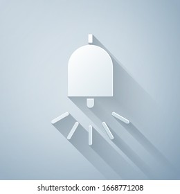 Cortado de papel Icono de la campana de alarma aislado en fondo gris. Sistema de alarma contra incendios. Campana de servicio, señal de timbre, símbolo de notificación. Estilo de arte de papel. Ilustración vectorial