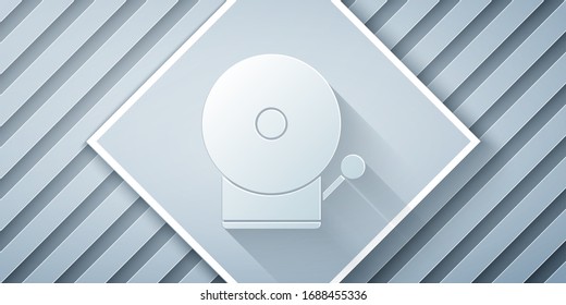 Cortado de papel Icono de la campana de alarma aislado en fondo gris. Sistema de alarma contra incendios. Campana de servicio, señal de timbre, símbolo de notificación. Estilo de arte de papel. Ilustración vectorial