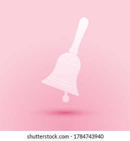 Papier-Schnitt-Ringglocke Symbol einzeln auf rosafarbenem Hintergrund. Alarmsymbol, Dienstglocke, Handzeichen, Benachrichtigungssymbol. Kunststil aus Papier. Vektorgrafik.