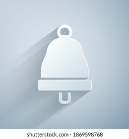 Papier-Schnitt-Ringglocke Symbol einzeln auf grauem Hintergrund. Alarmsymbol, Dienstglocke, Handzeichen, Benachrichtigungssymbol. Kunststil aus Papier. Vektorgrafik