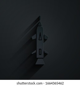 Icono del cohete de corte de papel aislado en fondo negro. Estilo de arte de papel. Ilustración vectorial