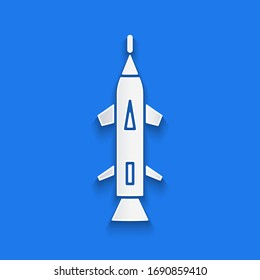 Papierschnitt Raketensymbol einzeln auf blauem Hintergrund. Kunststil aus Papier. Vektorillustration-Illustration