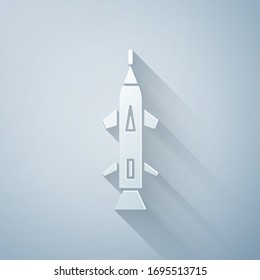 Icono del cohete de corte de papel aislado en fondo gris. Estilo de arte de papel. Ilustración vectorial