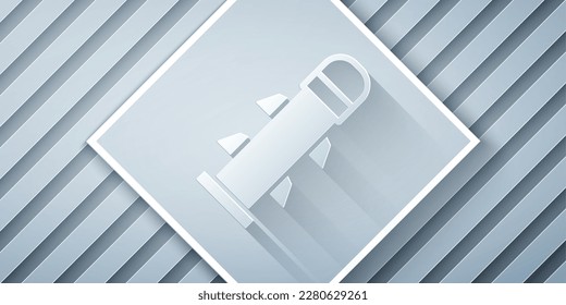 Icono del cohete de corte de papel aislado en fondo gris. Estilo de arte de papel. Vector