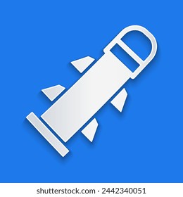 Icono de cohete de corte de papel aislado sobre fondo azul. Estilo de arte de papel. Vector