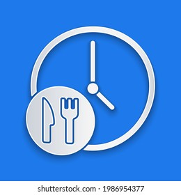 Recorte de papel Gire el icono de entrega del reloj aislado en el fondo azul. Estilo de arte de papel. Vector